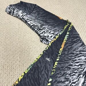ALO zebra stripe legging - size L - like new!